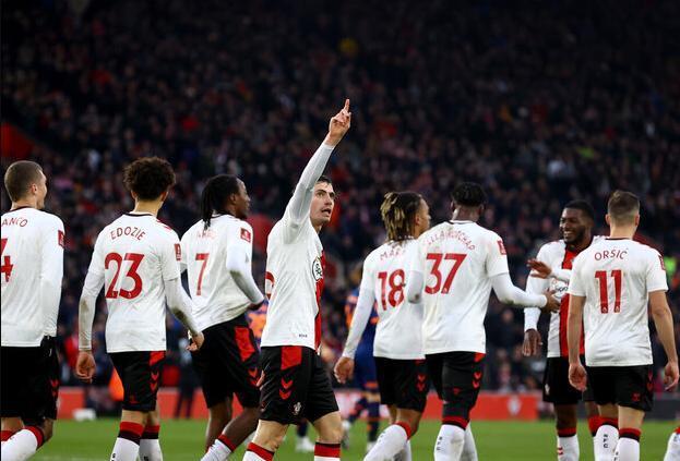  利兹联降级后核心射手被多家豪门争抢  